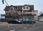 An den beiden Unfallfahrzeugen und dem Kandelaber entstand Sachschaden von 30'000 Franken. (Bild: KAPO SG)