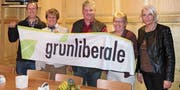 Der Vorstand der glp Rheintal zeigt Flagge, v. l.: Ivo Silvestri (Kassier), Alt-Nationalrätin Margrit Kessler (Beisitzerin), Benno B. A. Stadler (Präsident), Beatrice Schaefer (Beisitzerin), Sabine Greiser (Aktuarin). (Bild: pd)