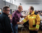 Martin Jöhl (Mitte) übergibt sein Amt als Ortskommandant Gossau an Patrick Huser (rechts). (Bild: Michel Canonica)