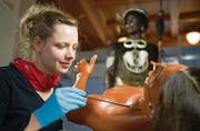 Annik Elser-Grubel stellt die Haut eines Indianerkörpers wieder her. Im Hintergrund der bereits restaurierte Häuptling Kubai. (Bild: Coralie Wenger)