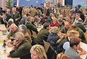 Gemütliches Jägerfest am Altstätter Pelzfellmarkt. (Bild: Max Pflüger)