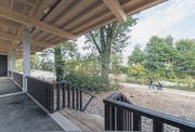 Dialog zwischen Bestand und Neubauten: Die neugestalteten Murgauen mit dem Holzbau (grosses Bild) und der vergrösserte Platz vor dem renovierten Regierungsgebäude (unten rechts). (Bilder: Hanspeter Schiess)