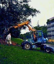 Ein Bagger reisst zur Sondierung des Baugrunds Schlitze in den Boden. (Bild: pd)