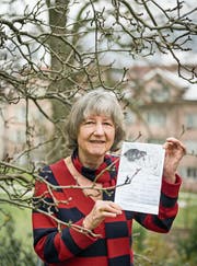 In ihrem Garten: Christina Dieterle mit einem Flyer für das Solidaritätszeichen (Bild: Hanspeter Schiess)