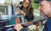 Forschungschef Udo Raunjak – hier am digitalen Profilometer – und Silke Liebherr haben in Altstätten das modernste Wachs-Labor zur Verfügung. (Bild: Peter Hummel)