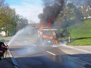 Der Campingbus brannte vollständig aus. (Bild: KAPO)