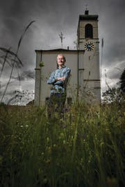 Sepp Koller hält Gottesdienste und macht Trauungen. Aber auch in den dunklen Stunden wird er gerufen. (Bild: Benjamin Manser)