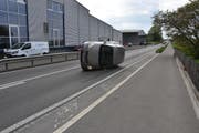 Das Auto kippte von der Leitplanke und rutschte über 50 Meter weiter. (Bild: KAPO)