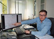 Andreas Jossi erklärt am Bildschirm den Verlauf der Bazenheider Fernwärme. (Bilder: Beat Lanzendorfer)