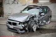 Das Auto nach der Kollision. (Bild: Stapo SG)