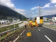Rund 1000 Liter Bier verteilten sich auf der Autobahn. (Bild: Kapo GR)