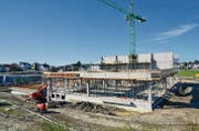 Auf der Baustelle in Niederwil läuft alles nach Plan. Im Frühjahr 2016 soll die Aston-Martin-Erlebniswelt mit einem Tag der offenen Türen seiner Bestimmung übergeben werden. (Bild: Zita Meienhofer)