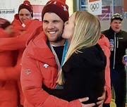 Schmatz vom Schatz: Isabella Deiss aus Marbach richtete ihren Freund Marc Bischofberger am Abend vor dem Olympia-Rennen in einem Telefongespräch wieder auf. (Bild: Raphael Thür)