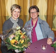 Barbara Kalberer, neue Präsidentin des Frauenchors Bütschwil (links), und Agnes Gübeli, abtretende Präsidentin. (Bild: PD)