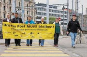 Komitee auf dem Weg ins Rathaus: Daniel Bertoldo, Urs Schnelli, Martin Boesch, Helena Graf, Gisela Bertoldo und Dominik Dietrich (v.l.). (Bild: Lea Müller)
