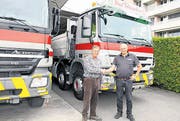Urs Buschor (rechts) gratuliert seinem langjährigen Mitarbeiter Hanspeter Grütter zum Jubiläum. (Bild: mia)