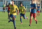 Mit dem Ball auf Augenhöhe: Au-Bernecks Liridon Maliqi stürmt aufs Tor und wird dabei von Rafael Godoi Pereira, dem anderen Torschützen, beobachtet. (Bild: Yves Solenthaler)