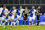 GCs Manus Dabbur jubelt mit seinem Team nach dem 1:0 für den Grasshopper Club Zürich am Super League Fussballspiel zwischen dem FC St.Gallen und den Zürcher Grasshoppers. (Bild: Keystone)