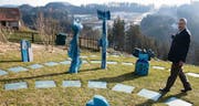 Carl Sommer führt durch seine Kunstsammlung «Landstieg» in Oberwangen. (Bild: art.)