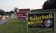 Befristete Strassenreklamen müssen ausserorts mindestens drei Meter Abstand zur Fahrbahn aufweisen. (Bild: Timon Kobelt)