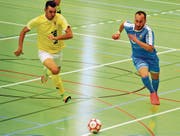 Die Uzwiler (blau) streben den Gruppensieg an und möchten an die Aufstiegsspiele. (Bild: Urs Nobel)