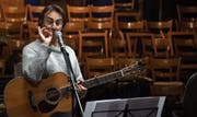 Der Liedermacher Pippo Pollina wird im Mai einmal mehr im «Chössi» auftreten, und zwar an einer Vorpremiere im kleinen Rahmen. (Bild: PD)