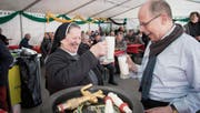 «Richtiges Bier muss schäumen», sagt Schwester Doris Engelhard und stösst nach dem Fassanstich mit Stadtpräsident Alex Brühwiler an. (Bild: Ralph Ribi)