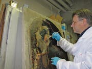 Mauro Ferrari ist es in seinem Atelier in Lüchingen gelungen, die Leinwand des Bildes Maria Knotenlöserin aus der Oberrieter Rietkapelle zu stabilisieren und die zähe Russschicht vom Bild zu lösen. (Bild: pd)