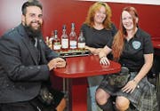 Kevin Brunner, Franziska Jud und Gero Slaats (v. l.) organisieren die ersten Highland Games für Kinder. (Bild: PD)