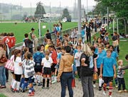 Wenn sich so viele junge und junggebliebene Leute auf dem Sportplatz tummeln, macht das Paul Güntensberger Freude und entschädigt ihn für seinen Aufwand. (Bilder: PD)