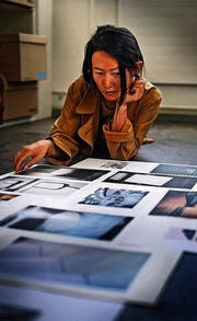 «Wie ein Gewebe, das sich ausbreitet», arrangiert Jiajia Zhang ihre Fotos. (Bild: Michel Canonica)