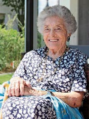 Den blauen Seidenschal bekam Agnes Parodi zu ihrem 100. Geburtstag vom Stadtpräsidenten von Cannes geschenkt. (Bild: Anina Gächter)