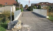 Unbekannte haben die Steine am Montag wieder weggeräumt. Sie liegen jetzt am Strassenrand. (Bilder: PD)