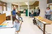 Schüler und Lehrer freuen sich gemeinsam mit dem Schulleiter über die geglückte Fertigstellung des Lernraums. (Bild: gk)