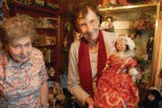 Zwei Schwestern und eine englische Königin: (von links) Gisela Claude, Cosette Gall und die Holzpuppe «Queen Anne» (um 1730 hergestellt), eines der wertvollsten Objekte der immensen Puppensammlung der 2014 verstorbenen Elsa Walz. (Bild: Hansruedi Kugler)