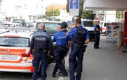 Der Mann wird abgeführt. (Bild: Rudolf Hirtl)