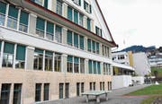 Die Schulanlage Risi in Wattwil mit dem «Altbau» aus dem Jahr 1915 (vorne) und dem «Neubau» aus dem Jahre 1974 (hinten). (Bild: Urs M. Hemm)