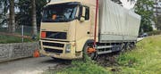 Der eingesunkene Lastwagen. (Bild: Stapo SG)