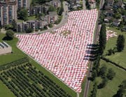 Riesiges Picknick vor hohen Häusern (Bild: Ralph Ribi)