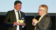 Urs Majer (rechts) überreicht Raul Osorio von Empanadas & Co die Krone in der Kategorie Produktion. (Bilder: Max Pflüger)