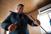 Regisseur Beni Giger zeigt eines der defekten Glasfaserkabel. (Bild: PD)