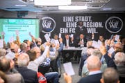 Trotz tiefroter Zahlen hiessen die Aktionäre die Jahresrechnung diskussionslos gut und erteilten dem Verwaltungsrat die Décharge. (Bild: Urs Bucher)