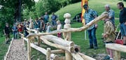 Die Kinder der Pfadigruppe «Wölfli» haben die ersten Kugeln für die Bahn auf den Köbelisberg getragen, um die «Chügelibahn» einzuweihen. (Bilder: Beatrice Bollhalder)