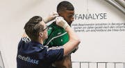 Ein Stich ins Ohr: Captain Martin Angha bei der Blutabnahme. (Bild: pd)