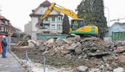 Wo einst das Café Willi stand, werden demnächst Parkplätze für die Kundschaft der Raiffeisenbank Unteres Rheintal erstellt. (Bild: Bea Sutter)