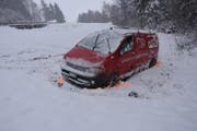 Der Unfallwagen in der Wiese. (Bild: Kapo SG)
