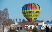 Der Ballon landet mitten im Wohnquartier. (Bild: Leserbild: Claudine Germann)