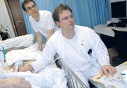 Christof Geigerseder (vorn) und der Assistenzarzt Markus Rütti bei einer Ultraschalluntersuchung. (Bild: mst.)