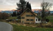 Drei Jahre lang stand das Café Ascot leer. Nun liegt der Gemeinde eine Bauanzeige für ein Mehrfamilienhaus mit acht Mietwohnungen und Tiefgarage vor. (Bild: Monika von der Linden)