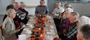 Erika Hinterberger (vorne links), Gründerin der Turngruppe, erzählt den Turnerinnen, wie die Gruppe zustande kam. (Bild: PD)